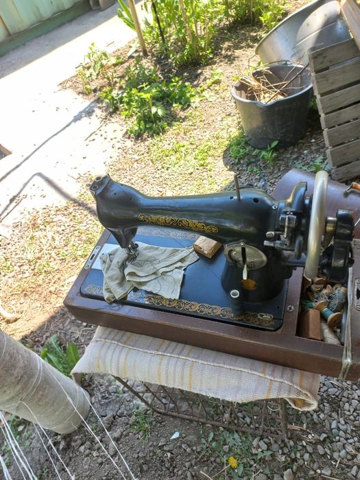 Продам две швейные машинки