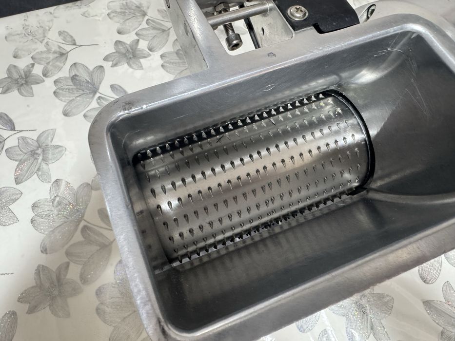 Электрическая тёрка для сыра Liloma CG55SH