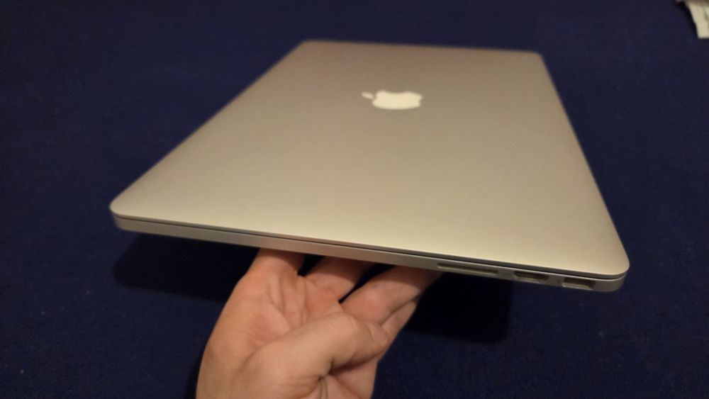 Macbook Pro 2015 mid Intel Core i7 2.2Ghz 16gb DDR, 256gb Hard