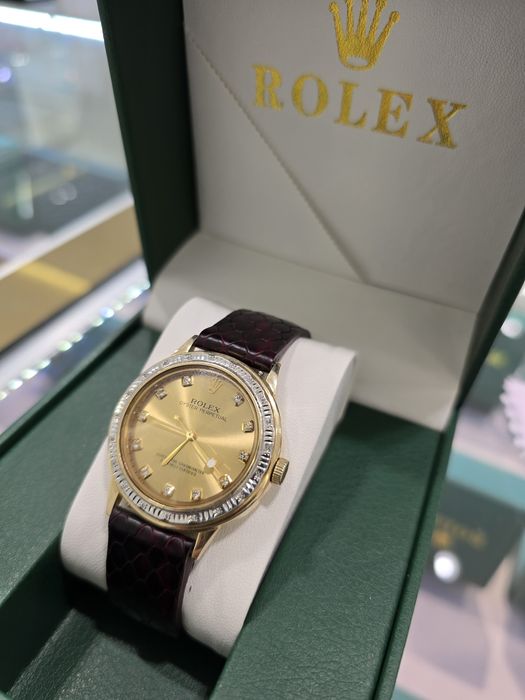 Продам золотые Ролексы с россыпью бриллиантов.