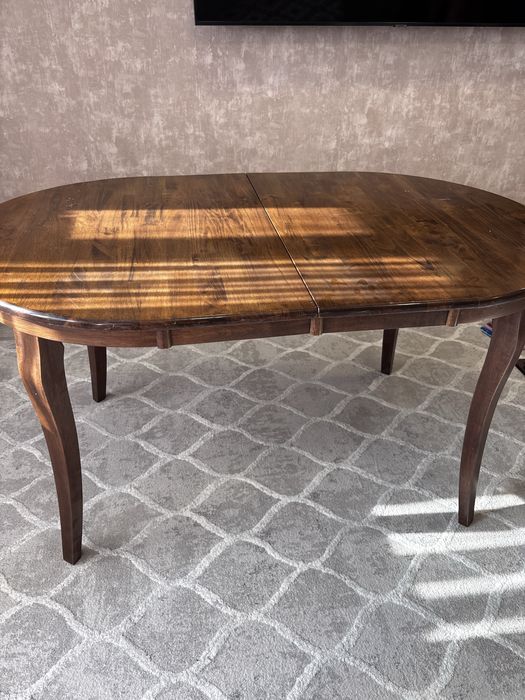 Стол из натурального дерева.