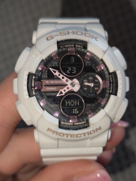 Бял часовник G-Shock