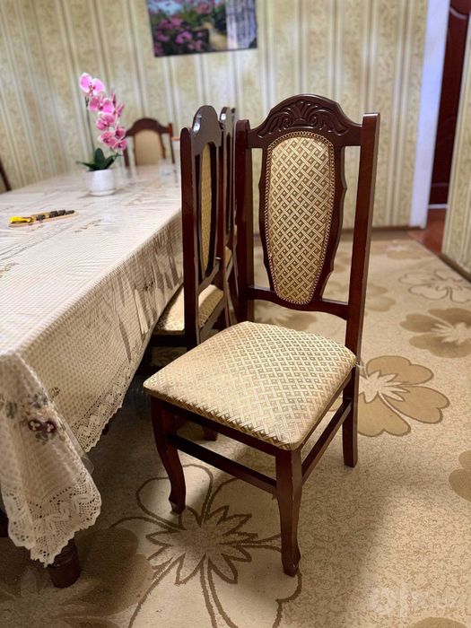 Продаётся стол и стулья