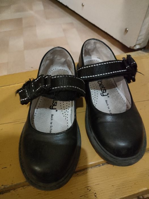 Продам детские туфли школьные