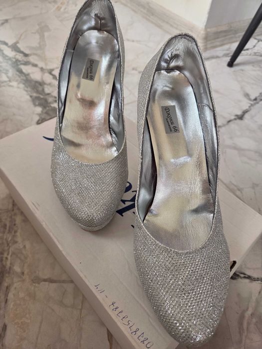 Чисто нови блестящи обувки