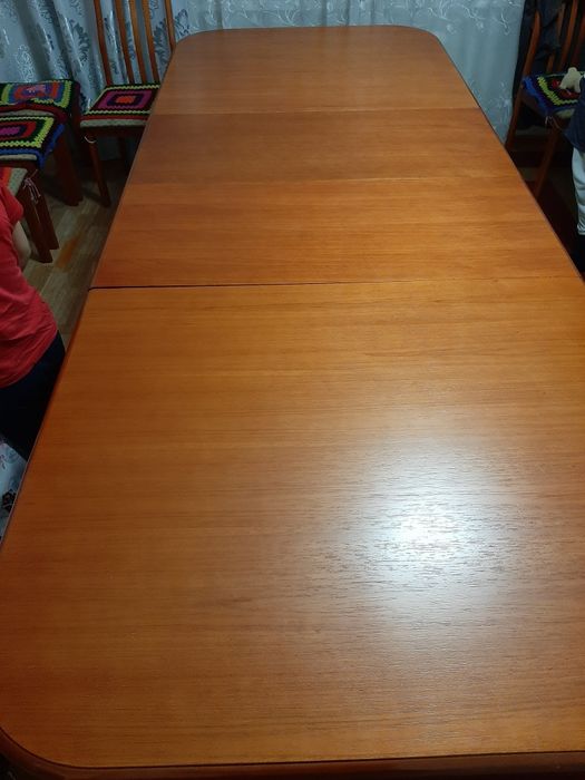 Срочно продается стол гостевой