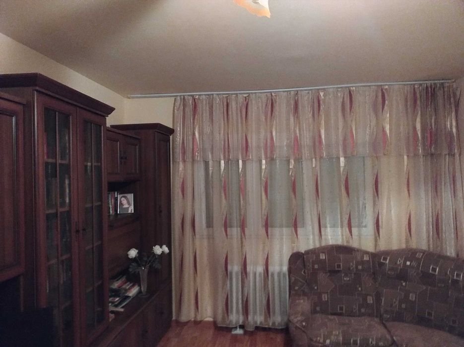 Vând apartament cu 3 camere în Caransebeș.