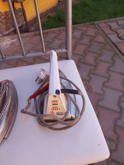 Vand 2 buc fier de călcat vechi