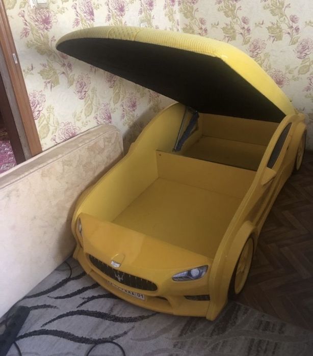 Детская кровать машина