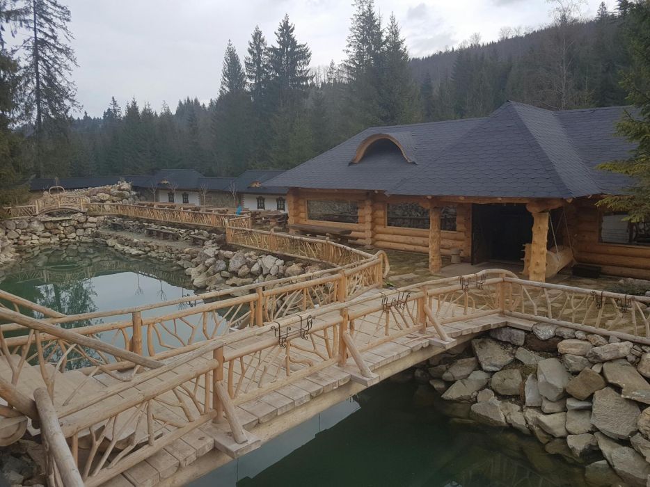 Case din lemn rotund,cabane din lemn,foisoare din lemn rotund bustean