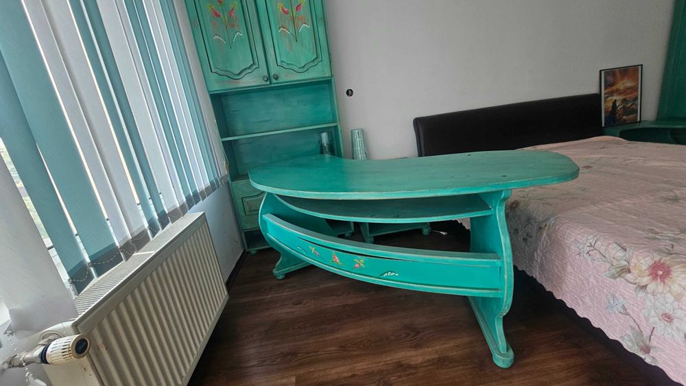 Ръчно боядисани дървени мебели, от Чам