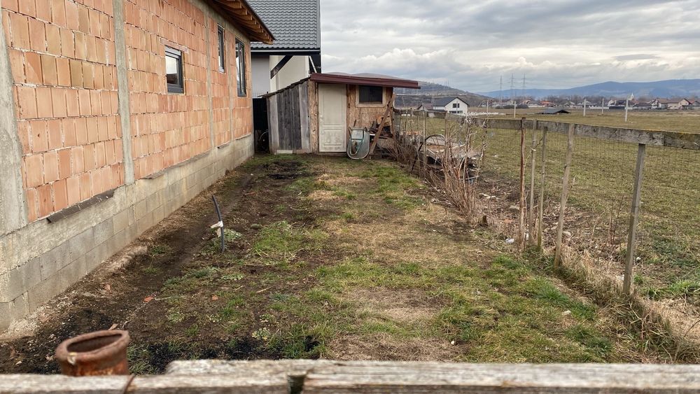 Casa la rosu in cartierul Orizont