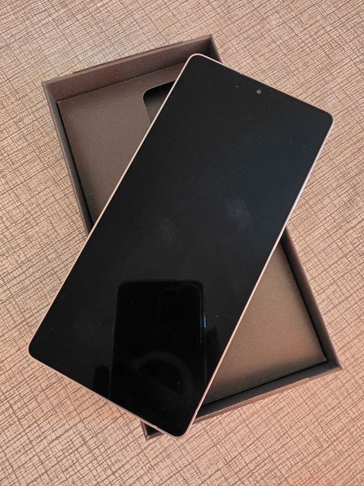 Samsung Galaxy S25 Ultra, 256 GB. Перфектен+ аксесоари.