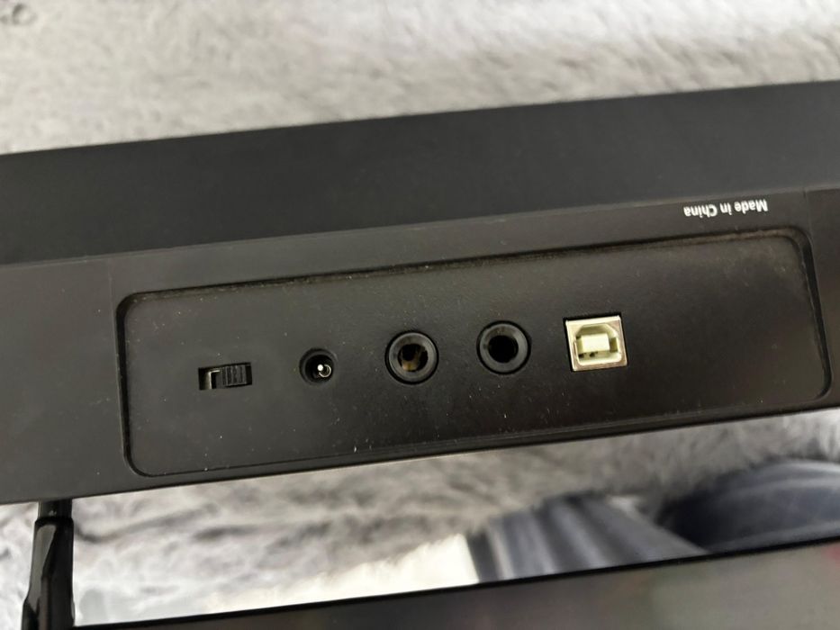 Продам синтезатор.