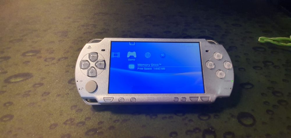 Vând Playstation Portabil (PSP) Seria 2004 Complet  Modat