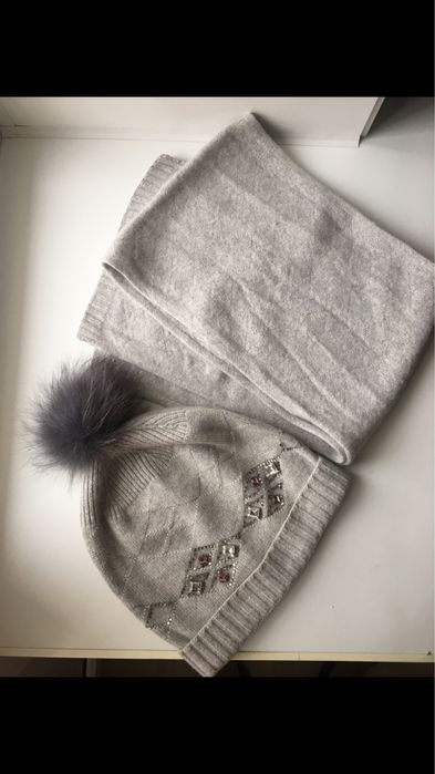 Продам набор: шапка и шарф