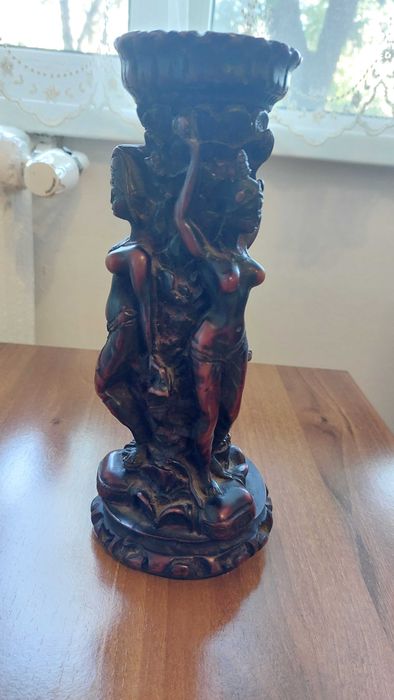 vaza sculptata basorelief