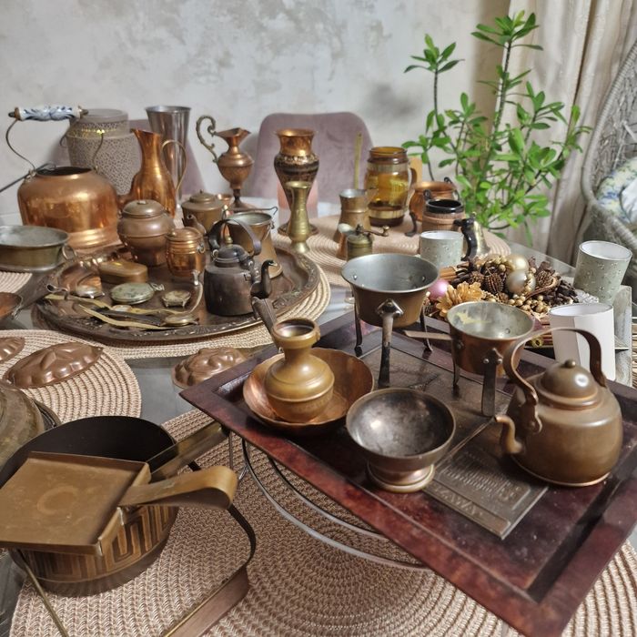 Colectie de obiecte vechi din cupru aduse din Nord