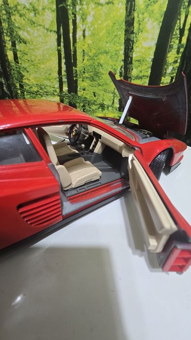 Ferrari Testarossa 1:18 Burago Italia
parbriz zgâriat puțin,