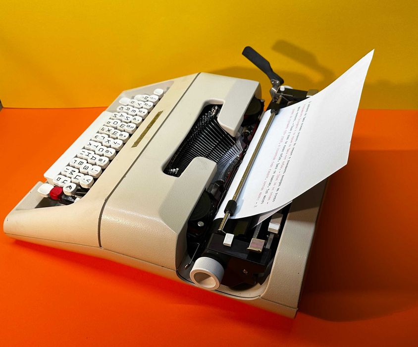 Пишеща Машина Olivetti Lettera 35 Клавиатура Кирилица Топ Състояние