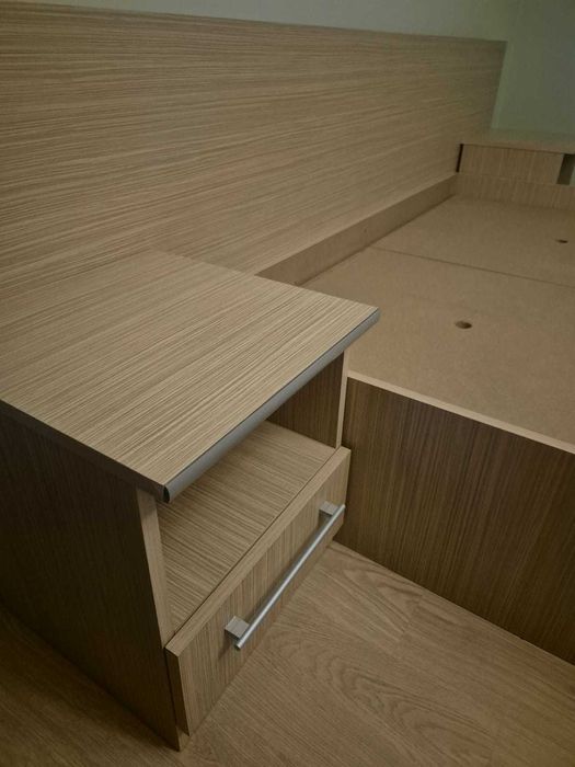 Pat dormitor cu 2 noptiere.