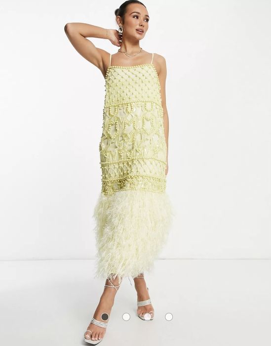 Rochie Asos, împodobită cu perle și pene.