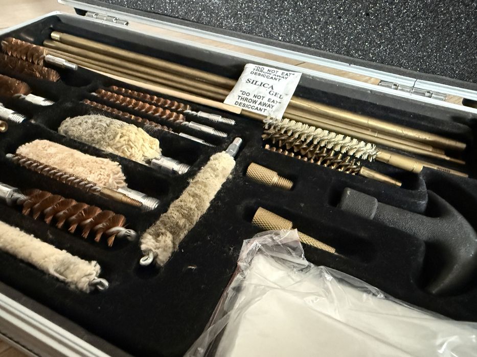 Trusă profesională pentru curățare arme – în cutie aluminiu