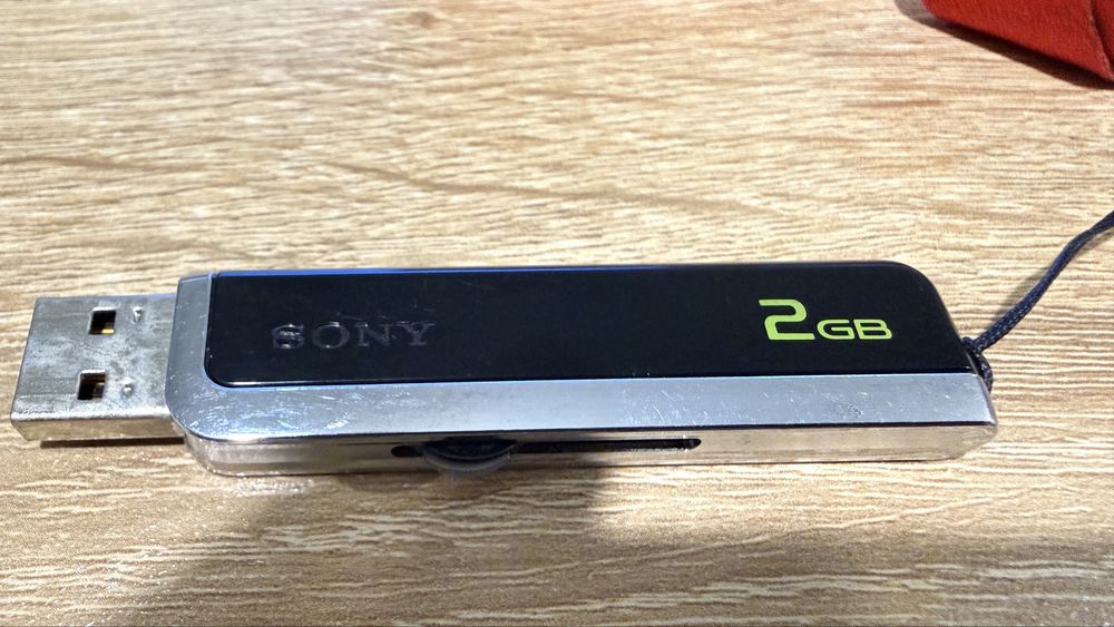 USB флаш памет Sony MicroVault 2 GB Специално издание с лента Marvel