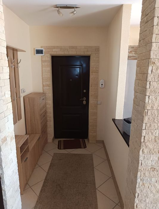 Închiriez apartament cu 2 camere