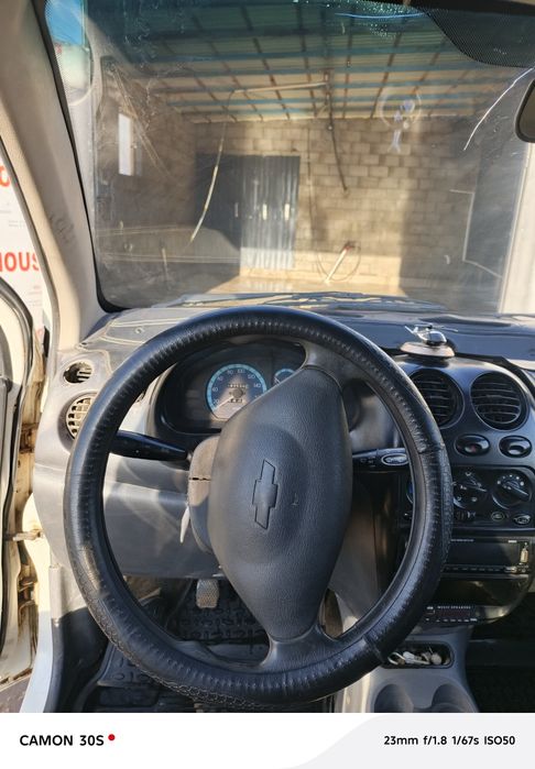 Matiz oq rang kafoli bilan