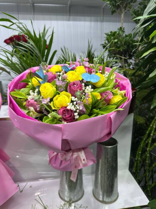 Atirgulli buketlar qizil oq sariq roziviy