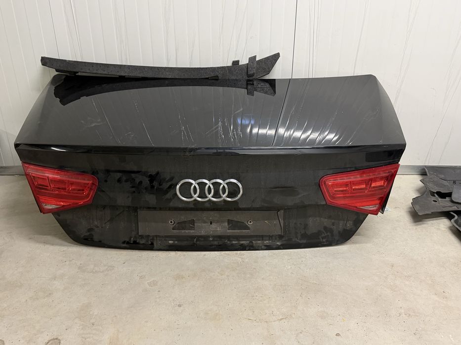 На части Audi A8