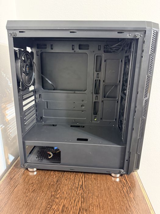 Vand carcasa pc gaming