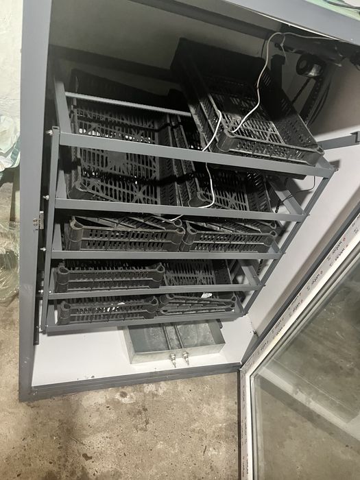 Продается инкубатор полнастью новый