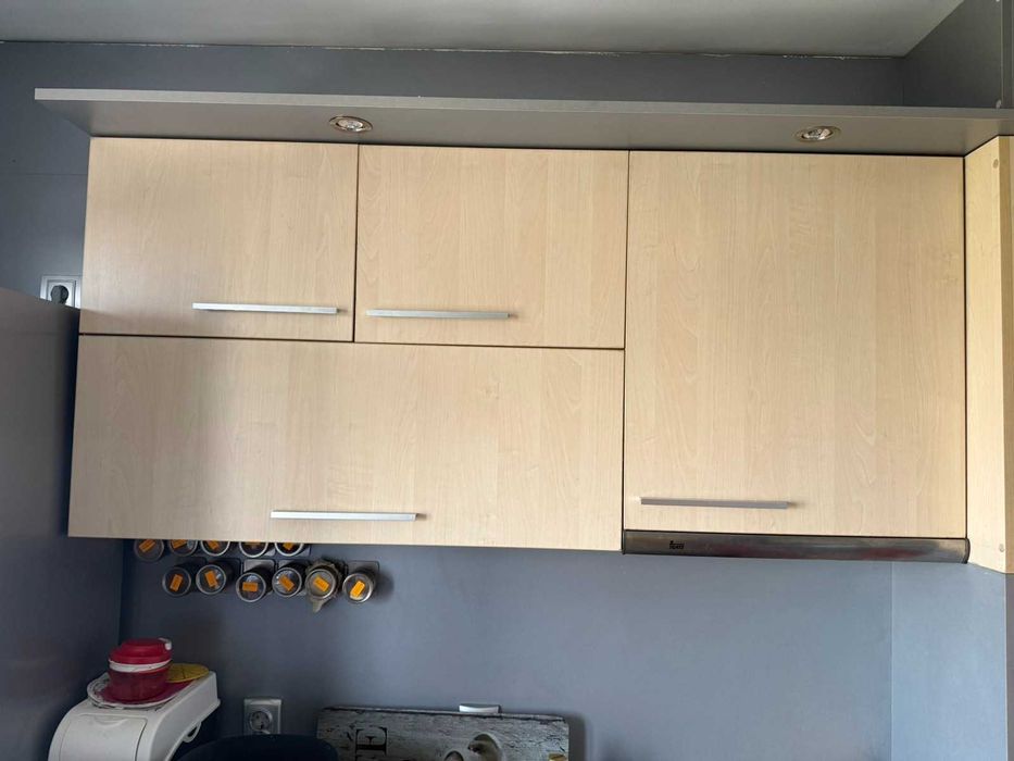 Продавам запазена вградена кухня с работеща фурна