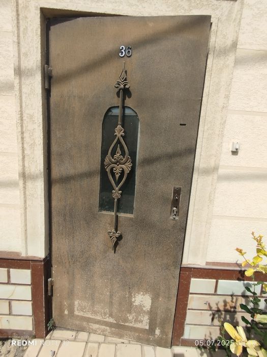 Пролается металлическая дверь