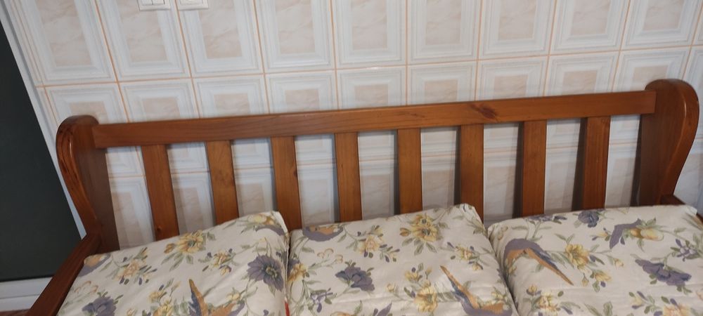 Canapea din lemn de pin adusă din Spania