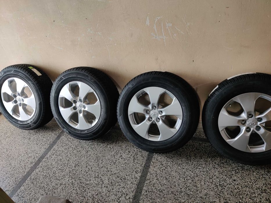 Чисто нови 4 бр. зимни гуми + джанти 17 , оригинални ТОЙОТА