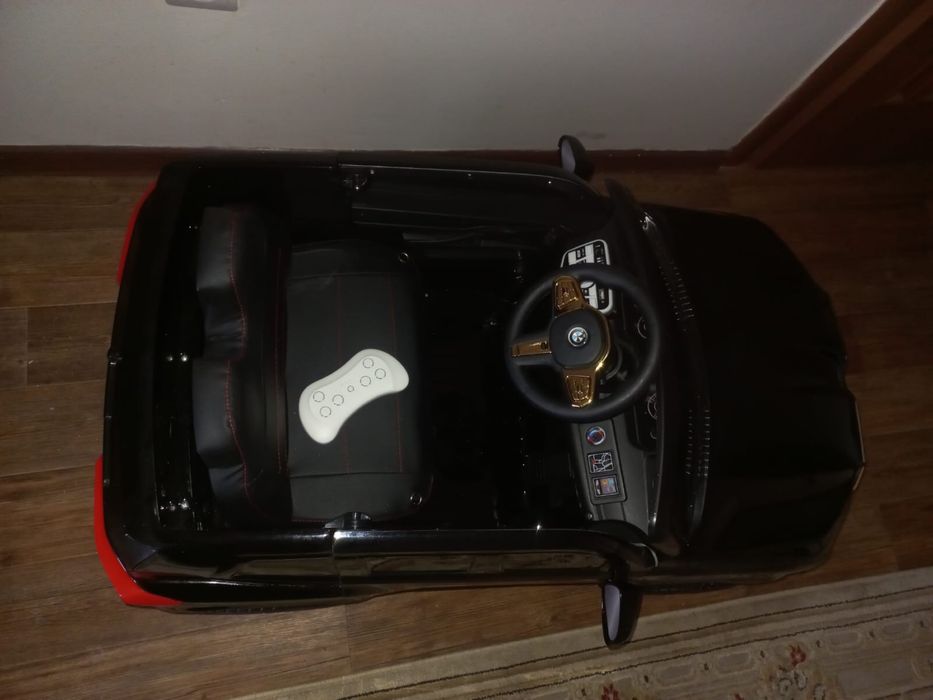 Машинка электромобиль