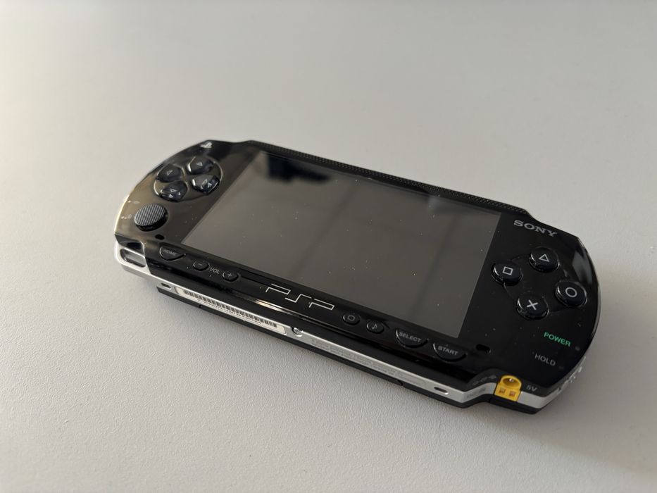 PSP 1004 impecabil modat + card memorie 32GB + cablu incarcare + 13 jocuri instalate