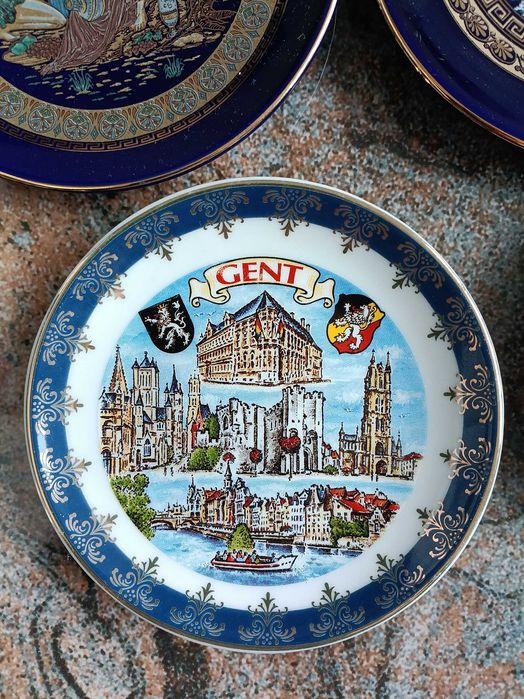 Колекция  порцеланови чинии отзабележителности .