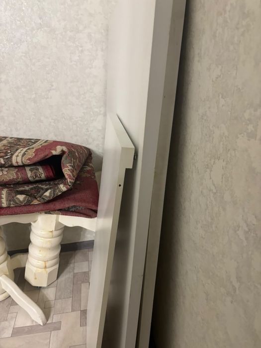 Продается  белый стол для гостиной