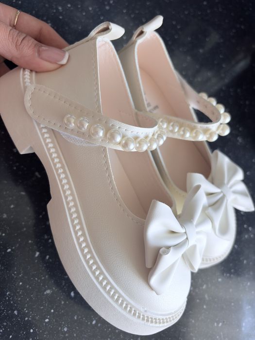 Много красиви и нежни детски обувки