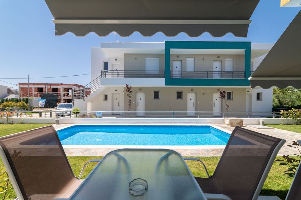 Апартамент с басейн в Паралия Офринио