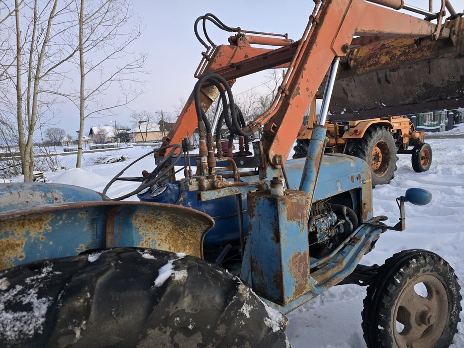 Tractor cu încărcător. Ford fordson.