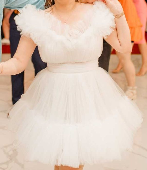 Vand rochie din tulle cu detaliu pe umeri