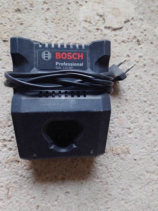 Два броя зарядни устройства Bosch