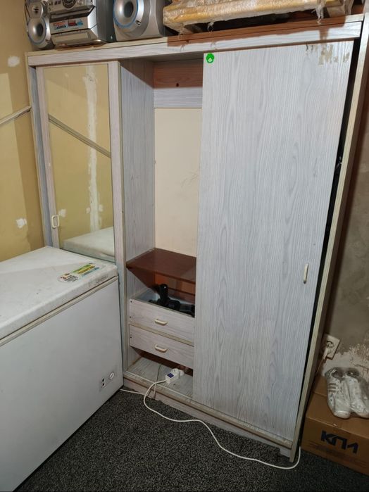 Отдам мебель за шоколадку.