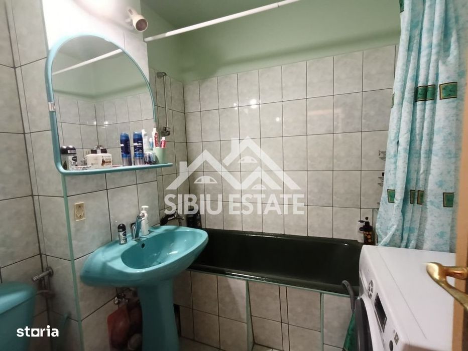 Apartament de vanzare cu 3 camere, decomandat - Valea Aurie
