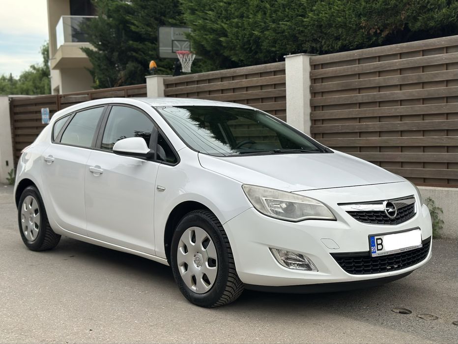 Opel Astra J Hatchback/ 1.7CDTI//6+1Trepte 2010/Euro5/anvelope Noi/ Climatronitc/Foarte intretinut